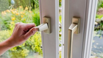 Frau öffnet Fenster zum Lüften