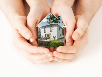 sicherheit-schutz-geborgenheit-familie-haus-geschuetzt-Kampagnenmotiv